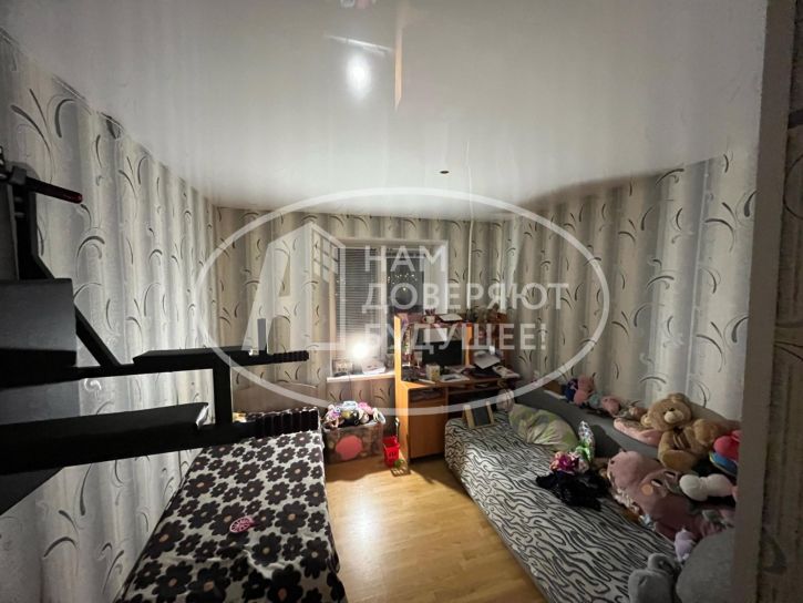 4-комн квартира улица Юности, 16