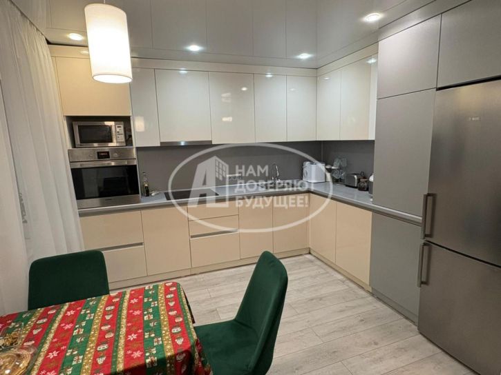 3-комн квартира улица Декабристов, 36